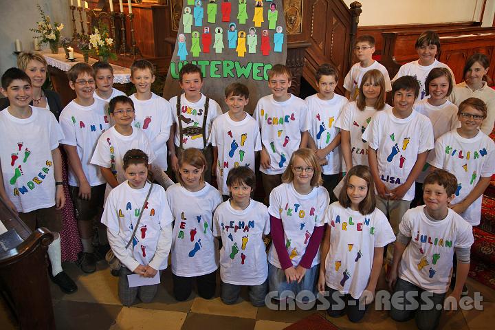 2012.04.29_10.21.35.jpg - Das Motto "Unterwegs mit/zu Gott" begleitete die 22 Firmlinge aus der Pfarre St.Peter/Au mit Martina Begicevic (2. von links) und ihrem Team während der Firmvorbereitung, die mit der Messe am 29. April beendet wurde.