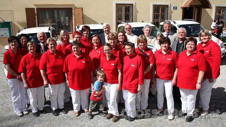 2012.04.29_10.31.03_01.jpg - Nach der Autoweihe am Kirchenplatz, hinten, v.l.n.r.: Franz Deinhofer (Bgm. v. Seitenstetten), Mag.Johann Heuras (2.Landtagspräs.), Pfarrer Anton Schuh, Diakon Mag. Friedrich Schuhböck (Caritas-Diözesandirektor), StR Johannes Hofmarcher (Caritas-Regionalleiter Mostviertel), OStR Gerhard Wieser (Bgm. v. St.Peter/Au).