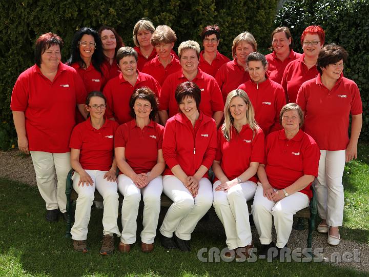 2012.04.29_11.03.19.jpg - Das Team der Caritas-Sozialstation Urltal mit den beiden Leiterinnen Martina Farfeleder und Tanja Mayrhofer (3. und 4. von links, vorne).