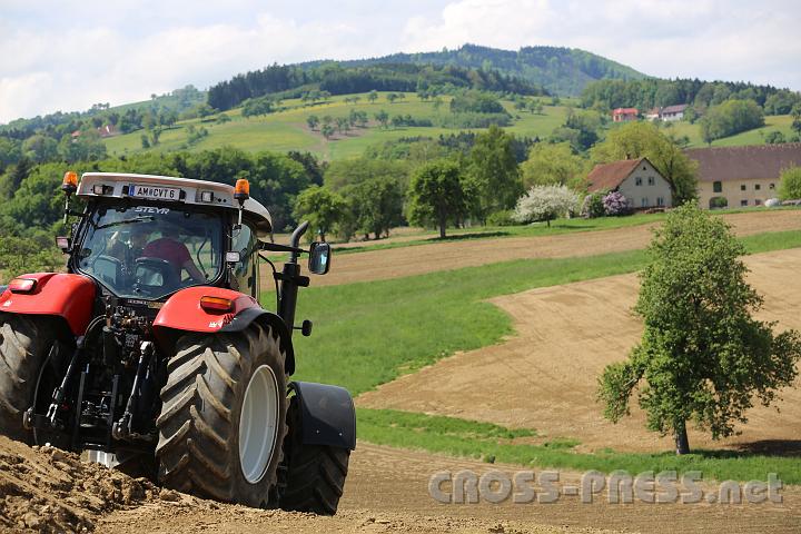 2012.05.06_11.33.02.jpg - "Über Stock und Stein" mit einem Riesentraktor zu fahren durch die Mostviertellandschaft gab es gratis für Kinder.