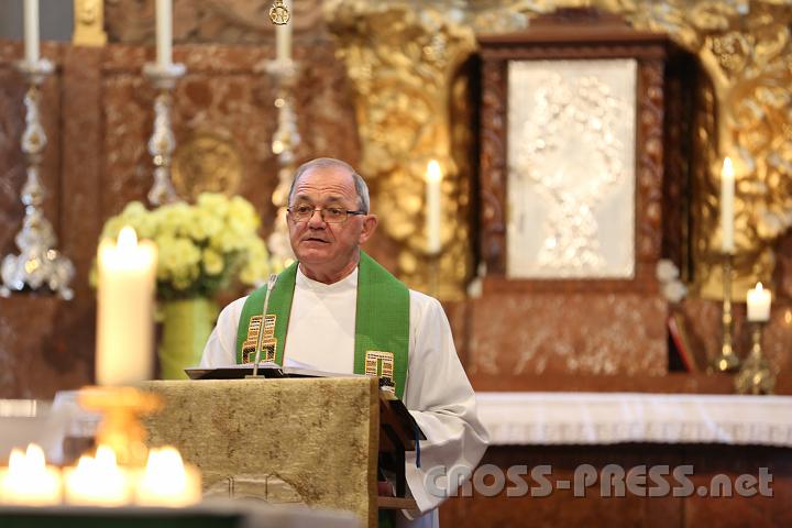 2012.11.04_09.01.46_01.jpg - Pfarrer Anton Schuh stellt Neupriester Pater Franz Ackerl vor.