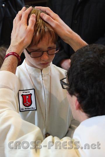 2012.11.04_09.59.16.jpg - Dann folgen die Ministranten.