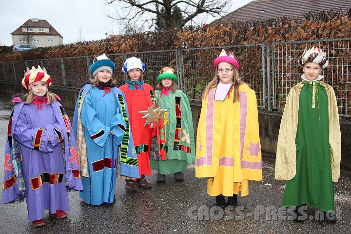 2013.01.06_10.06.44.jpg - Sechs "Königinnen" nach ihrem 3-tägigen Einsatz und der heiligen Messe, bei welcher sie von Pfarrer Anton Schuh gelobt wurden, auf dem Weg zum Pfarrhaus, wo ihre Roben bis zum nächsten Jahr aufbewahrt werden.