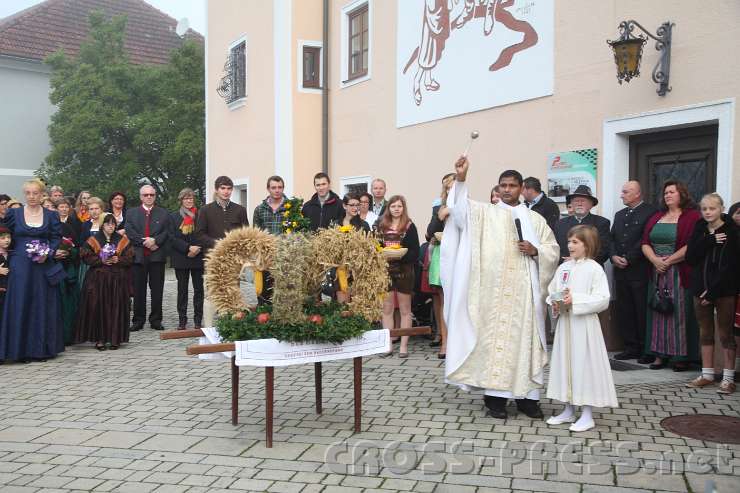 2014.09.28_08.49.05.jpg - Segnung der ErnteDankKrone.