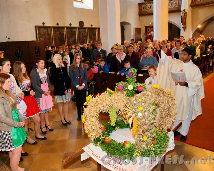 2016.09.25_09.02.11_01.c.jpg - Segnung der Erntekrone