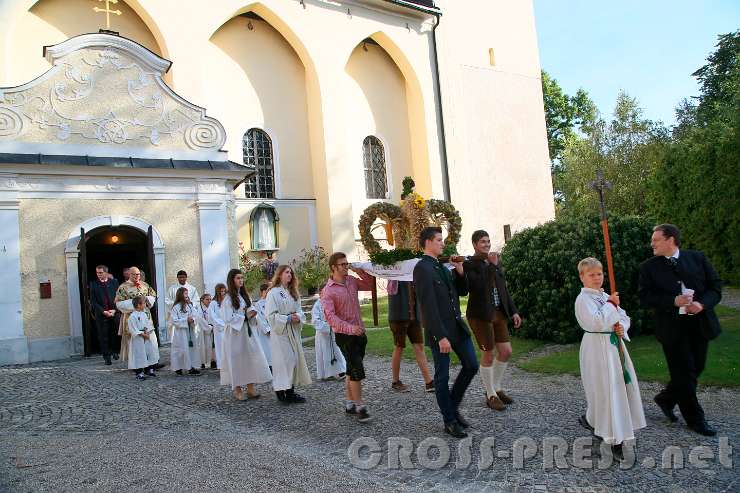 2016.09.25_10.00.11.jpg - Burschen der Landjugend trugen die Erntekrone.