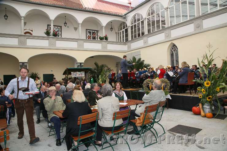 2016.09.25_10.22.49.jpg - Beim Frühschoppen.