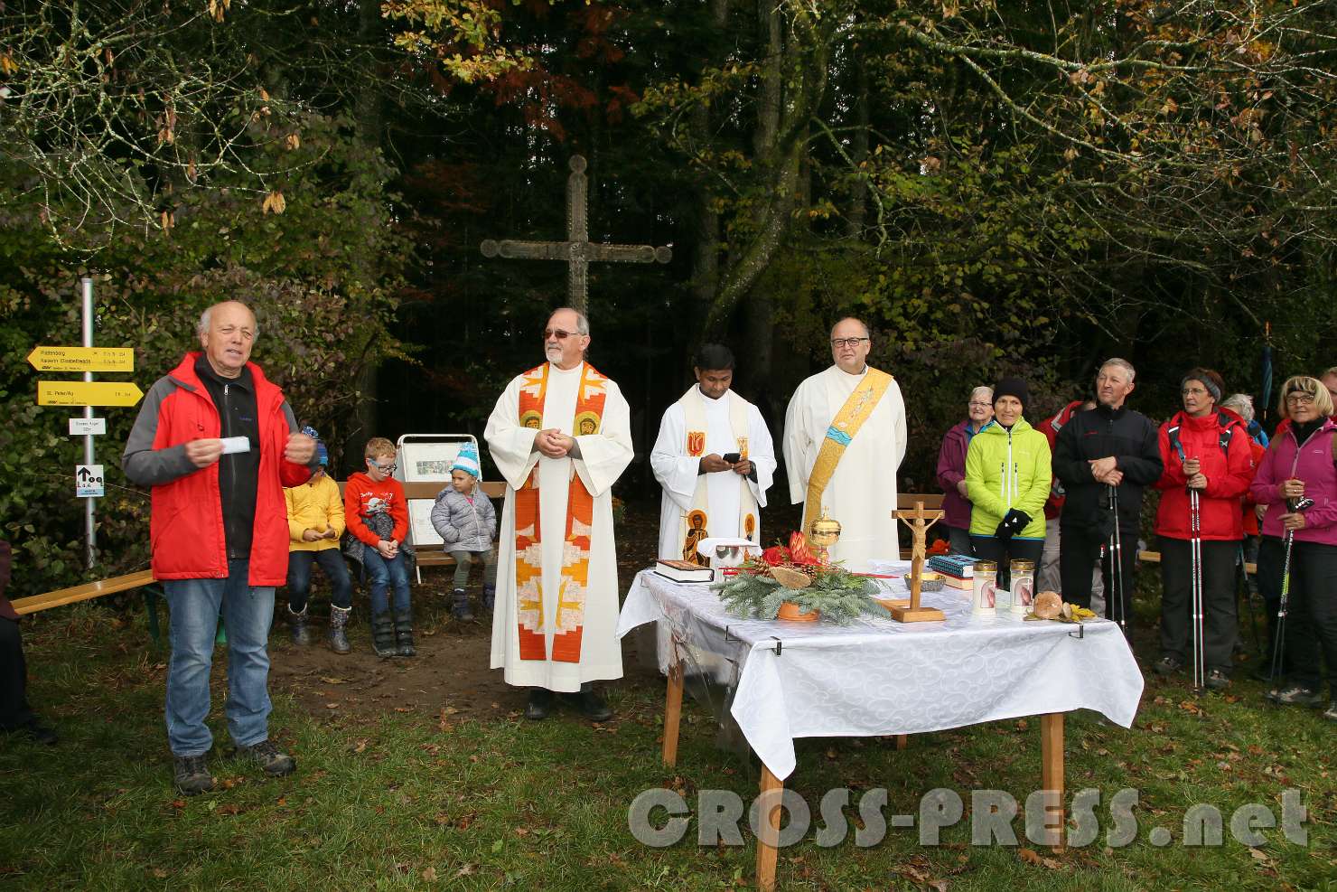 2016.10.26_11.47.40.JPG - Peter Haberfehlner (links) organisierte die Bergmessen von Anfang an.