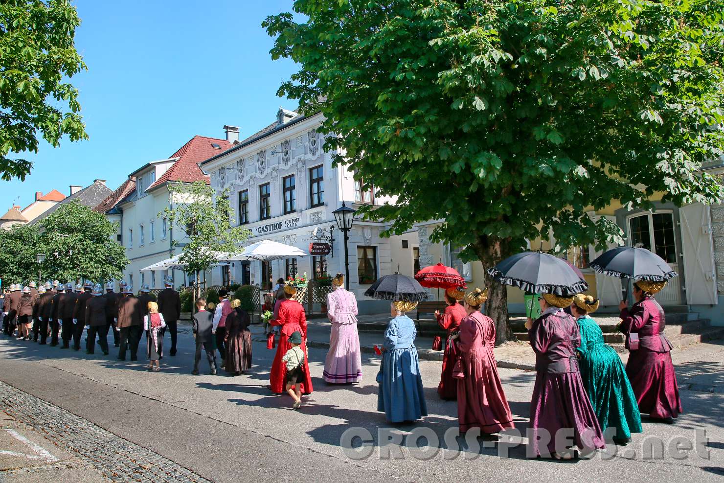 2017.06.15_08.59.48.jpg - Feuerwehr und Goldhaubengruppe