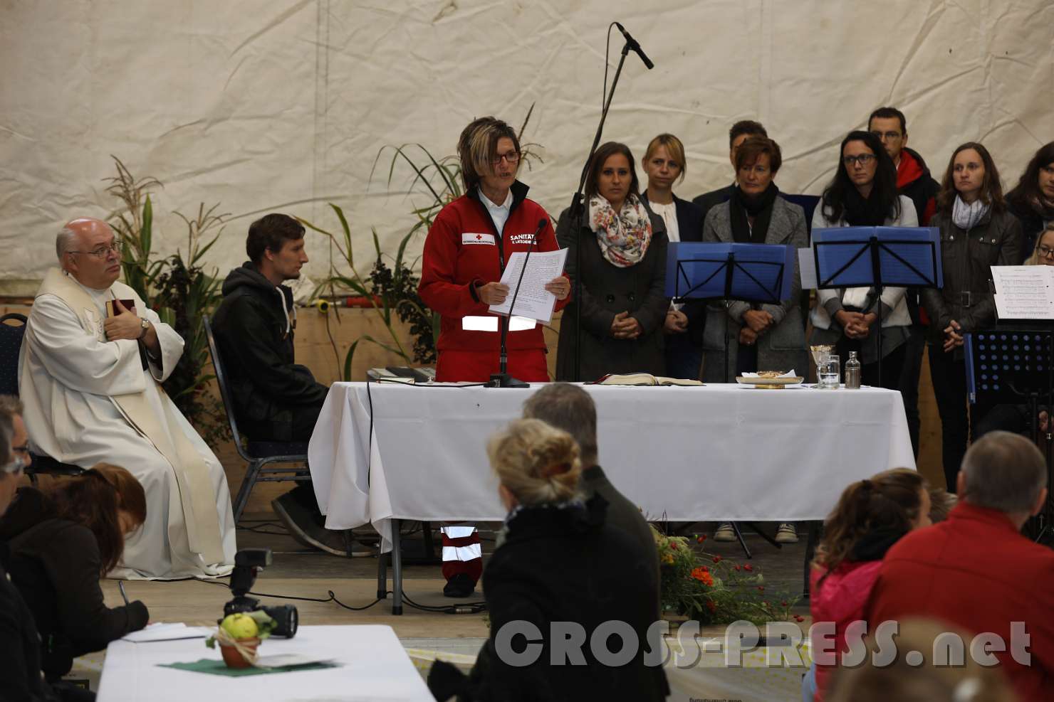 2017.09.17_11.02.46.jpg - Bezirksstellenleiterin Katharina Latschenberger bedankte sich im Namen aller Mitarbeiter bei Abt Petrus, gab einen kurzen Überblick über die Rotkreuz-Bilanz des Vorjahres.