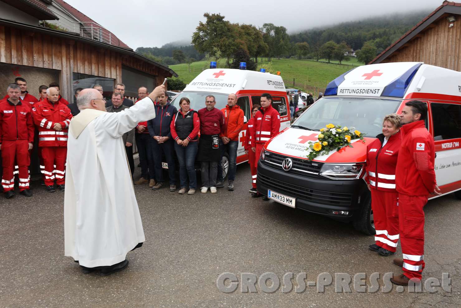 2017.09.17_11.21.04.jpg - Abt Petrus Pilsinger besprengelt die beiden neuen Einsatzfahrzeuge und Einsatzkräfte mit Weihwasser.