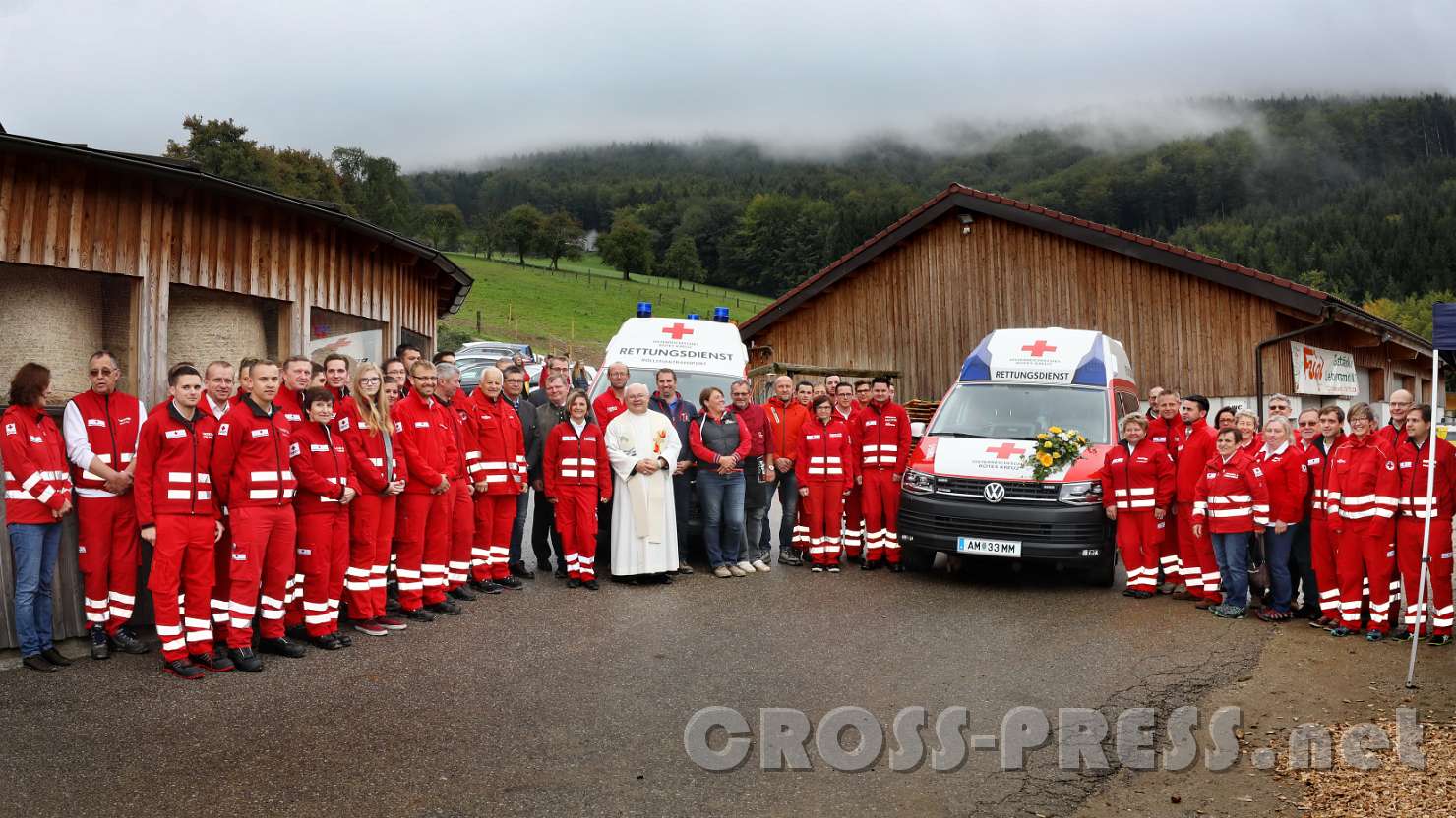 2017.09.17_11.22.53_r2.jpg - Rotkreuz-Mitarbeiter mit Abt Petrus Pilsinger sowie Gernot und Jutta Hornbachner vom Rosihof vor den frisch gesegneten Einsatzfahrzeugen.
