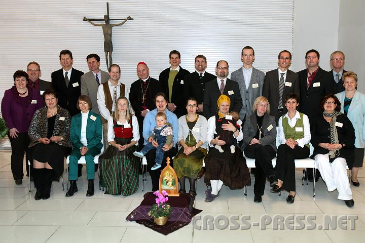 2009.11.29_17.39.04.jpg - Die neun Familientrainer-Ehepaare nach der Sendungsfeier mit Bischof K�ng und Begleitehepaar Maria und Franz Burger (links), sowie Herta und Martin Schiffl (rechts) als Stellvertreter des Leitungsehepaares der �sterreichischen Sch�nstatt-Familienakademie, Eva und Erich Berger.