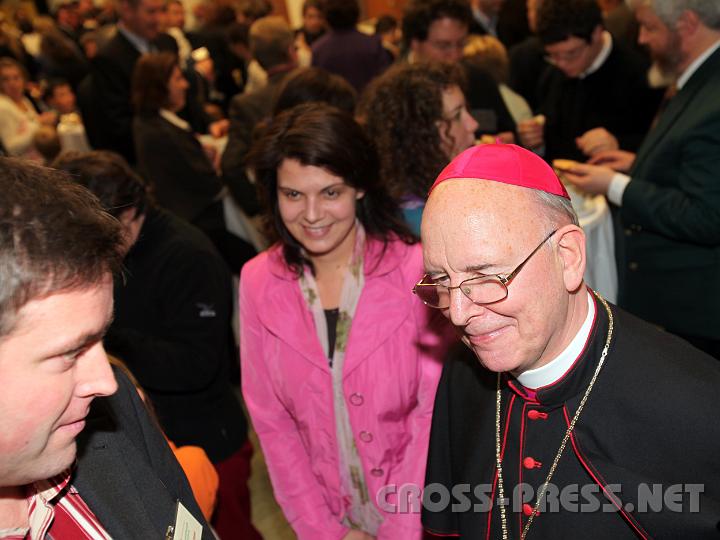 2009.11.29_17.49.27.jpg - Bischof K�ng nahm sich noch lange Zeit f�r pers�nliche Gespr�che mit den Familien.