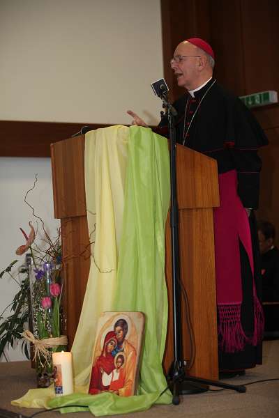 Sendungsfeier der V. Salzburger Familienakademie Familienbischof DDr. Klaus K�ng begr��t die Absolventen.