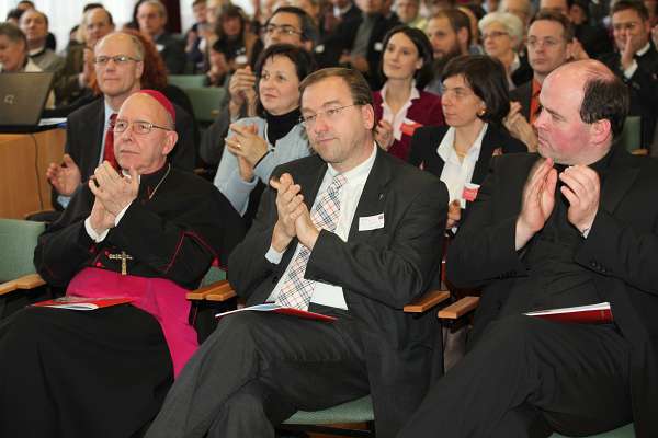 Sendungsfeier der V. Salzburger Familienakademie V.l.n.r.: DDr. Klaus K�ng (Familienbischof), Dr. Peter Pitzinger (Familienreferat der N� Landesregierung), Dr. Helmut Prader, Bischofsvikar f�r der Di�zese...