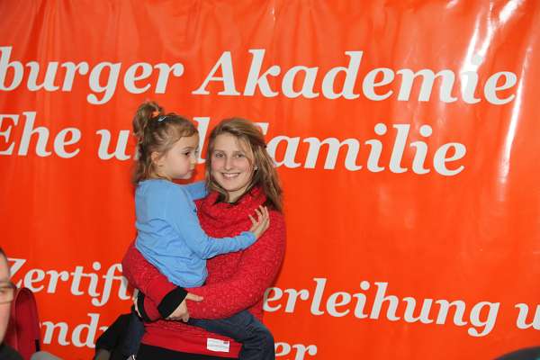 Sendungsfeier der V. Salzburger Familienakademie Barbara von der katholischen S�ngerfamilie Radinger aus O� vor der Plakatwand der Salzburger Familienakademie.
