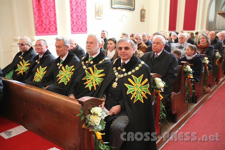2012.04.09_09.28.23.jpg - Unter den vielen Ehrengästen: Mitglieder des Radetzky-Ordens.   Der erste v.r. GR a.D. Franz Vorderwinkler, Ordenskanzler.
