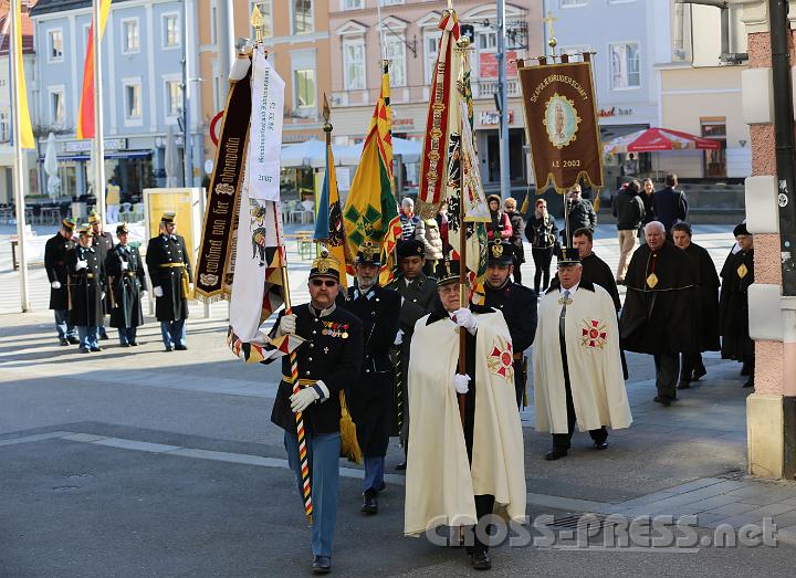 2012.04.09_09.31.03.jpg - Feierlicher Einzug vom Hauptplatz in die Kirche mit festlichen Fahnen der Bünde.