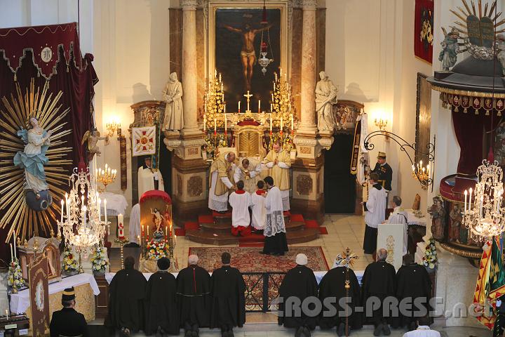 2012.04.09_10.50.30.jpg - Kommunionempfang beim Jubiläums-Gottesdienst.