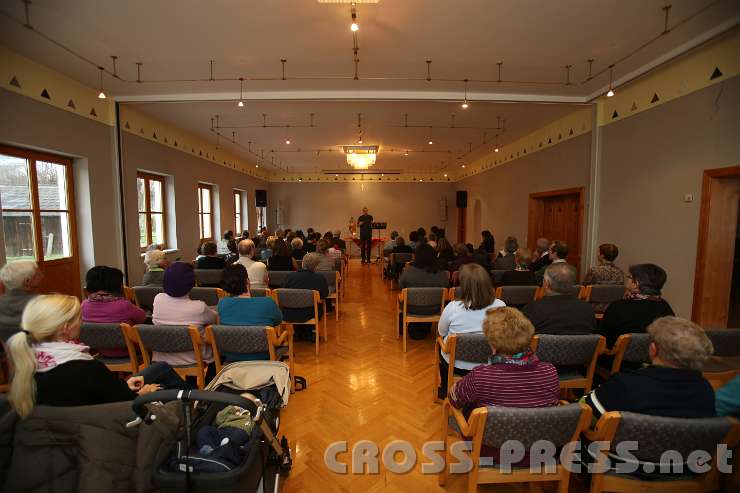 2014.11.23_14.19.16.jpg - Impulsvortrag von Programmdirektor Andreas Schätzle im gut besuchten Pfarrsaal.