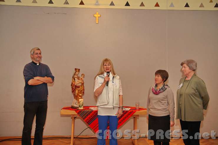 2014.11.23_16.21.50.jpg - Andreas Schätzle und Aurelia Stürzl stellen den Mitarbeiterbereich "Hörerservice" vor. Rechts: Annemarie Hilmbauer und Ilse Senker.