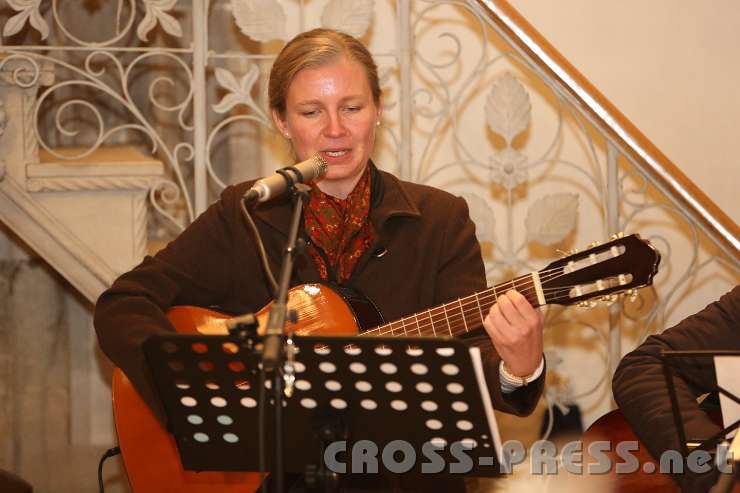 2014.11.23_19.12.13.jpg - Barbara Ruml hier als Gitarristin und Sängerin - sonst Moderatorin im Wiener Studio.