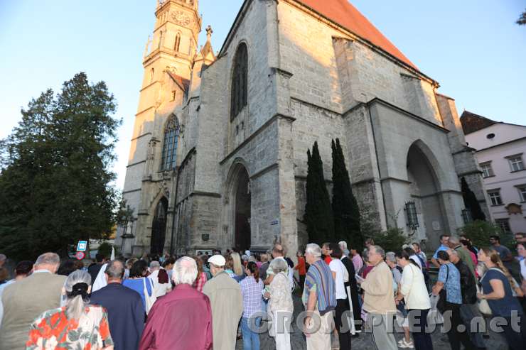 2016.09.08_19.01.54.JPG - Eine große Zahl von Betern, denen der Weltfrieden am Herzen liegt, versammelten sich.