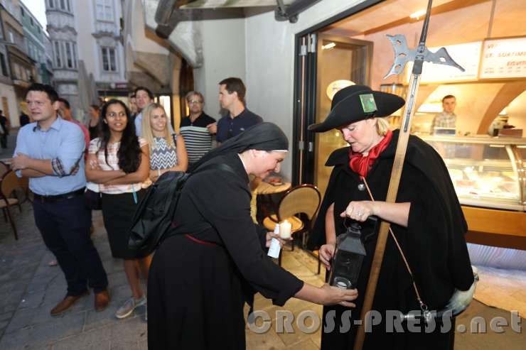 2016.09.08_19.38.52.JPG - Eine Nonne als Lichtspenderin.