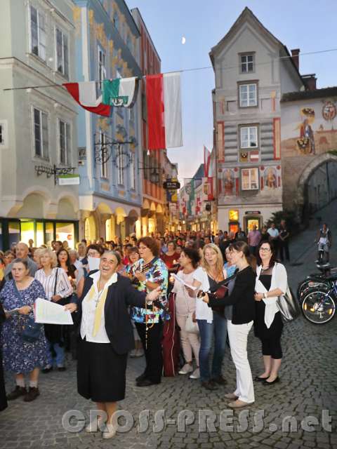 2016.09.08_19.46.50.JPG - Singend und betend ging es durch die Enge zur Brücke und zur Michaelerkirche.