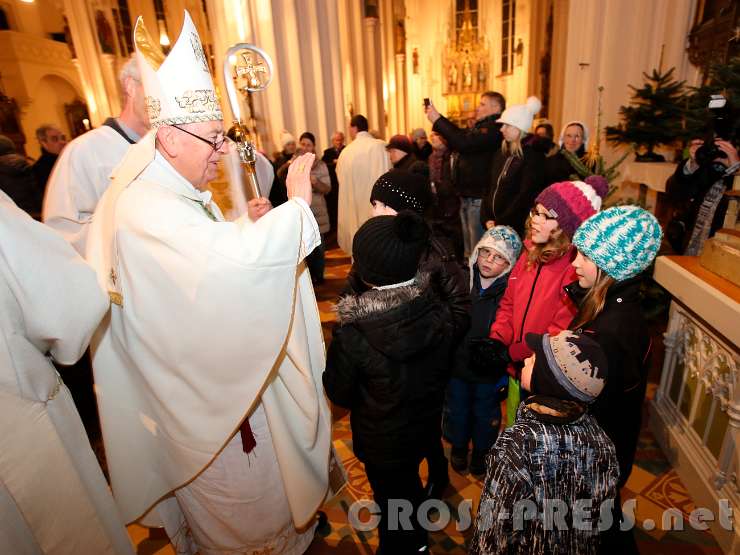 2017.02.02_19.25.16.JPG - Altbischof Schwarz segnet die Kinder.
