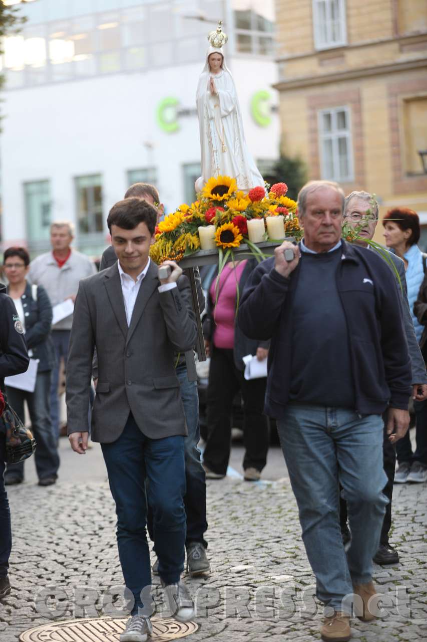 2017.09.08_19.03.37.jpg - Start der Prozession war bei der Mariensäule vor der Stadtpfarrkirche.