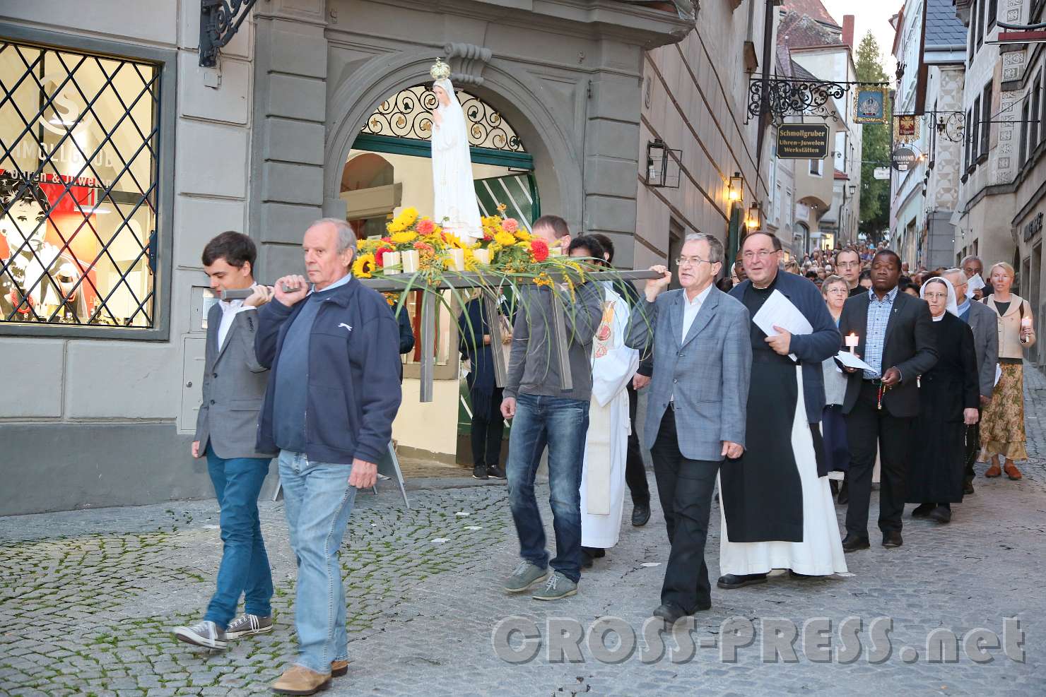 2017.09.08_19.17.34.jpg - Prozession vor dem Schmollgruber-Haus.