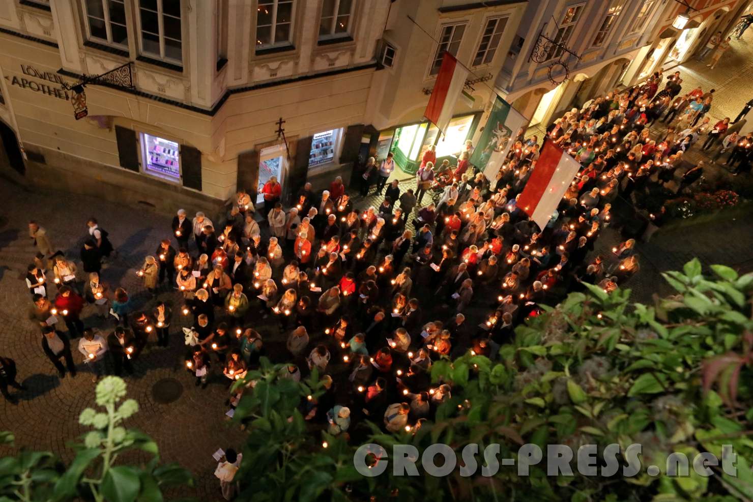 2017.09.08_19.58.31.jpg - Die Prozession bei Zwischenbrücken von Schloss Lamberg aus gesehen.