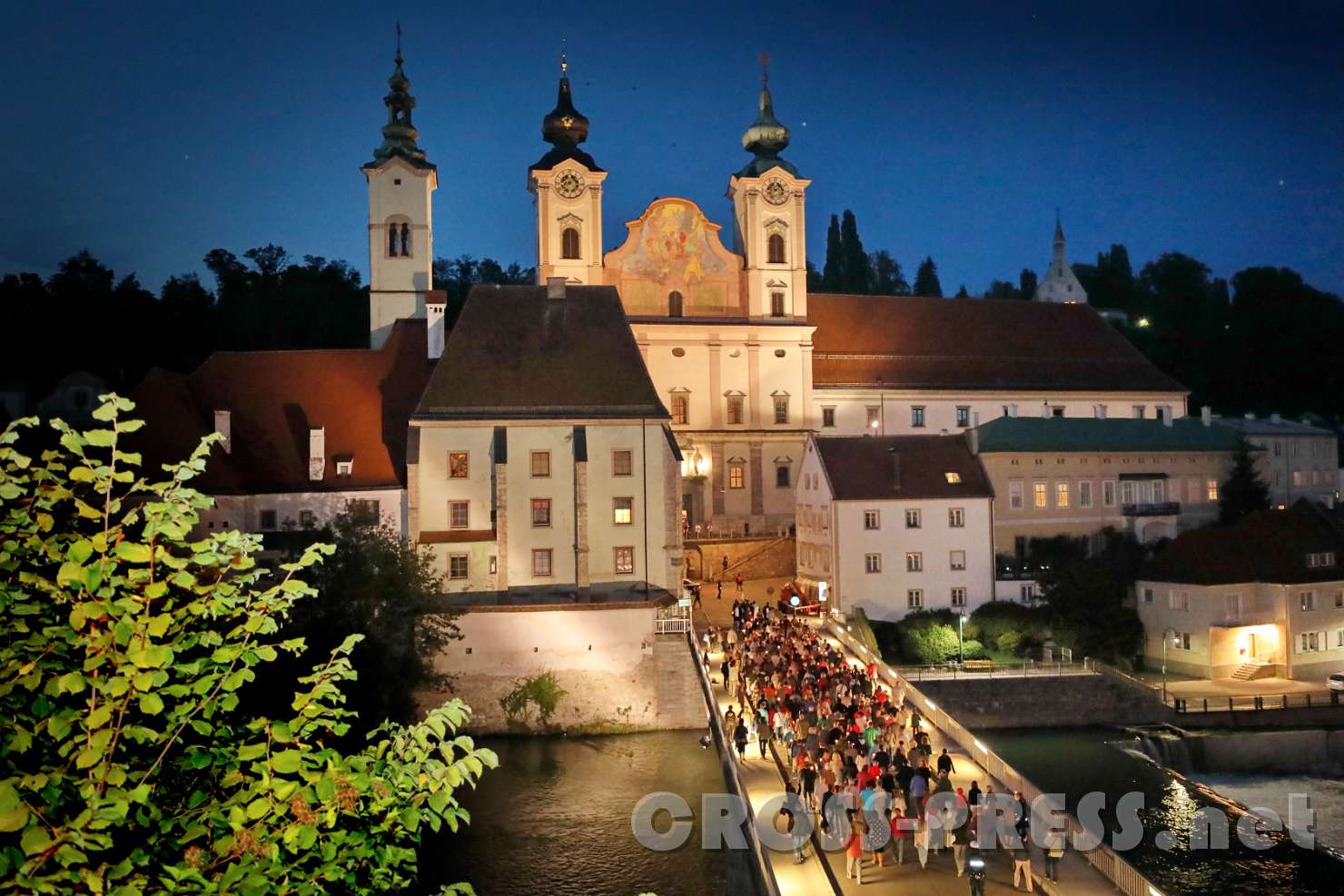 2017.09.08_20.06.06.jpg - Über die Steyr-Brücke zur Michaelerkirche.