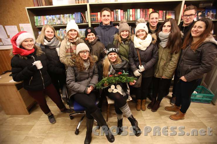2016.12.24_23.22.20_50.JPG - Landjugend organisierte Glühmost-Standl nach der Mette vor der Kirche.