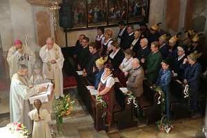 Goldhauben und Trachten-Wallfahrt