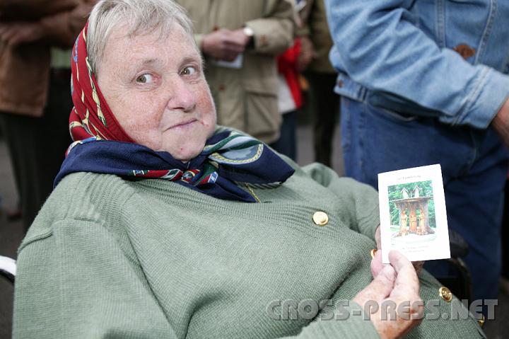 2008.06.05_18.26.41.JPG - Oma freut sich �ber das Erinnerungsbild von der Kapellenweihe. :)