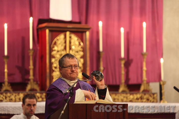 2010.02.17_19.09.44.jpg - Die dunkel gef�rbte Seite des Steins symbolisiert die ernsten, traurigen Tage der Passion Jesu und seines Todes am Kreuz.
