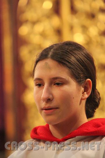 2010.02.17_19.23.54.jpg - Am letzten Palmsonntag wedelte die Ministrantin Melanie mit Palmzweigen.  Aus diesen wurde die Asche f�r die Segnung am Aschermittwoch gewonnen.