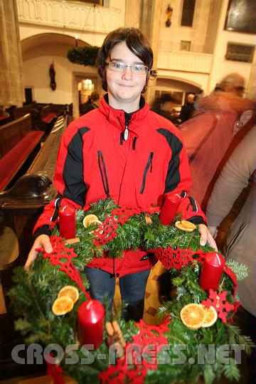 2010.11.27_20.32.58.jpg - Nach der Messe am Vorabend der ersten Adventsonntag werden die Adventkr�nze gesegnet. Hier ein Bursche mit einem "Prachtexemplar". :)