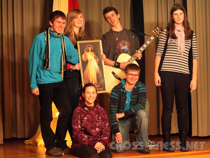 2010.11.27_22.26.38.jpg - Gebetsprais-Band: jung, fromm und rockig !   Melanie M�rtelmayr, David P�chlauer  und (hinten) Benni P�chlauer, Steffi Teufel, Andi Bramauer, Melanie Heiligenbrunner.