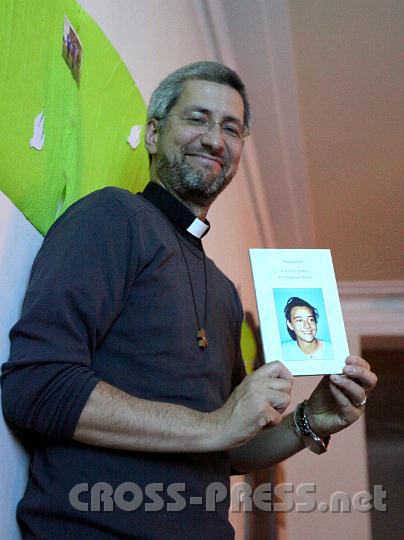 2011.05.20_21.57.55_01.jpg - Hw. Andreas Schätzle presentiert stolz sein Geschenk, ein Buch über Selige Chiara Kuce Badano von Pfarrer Reinhard Kittl.