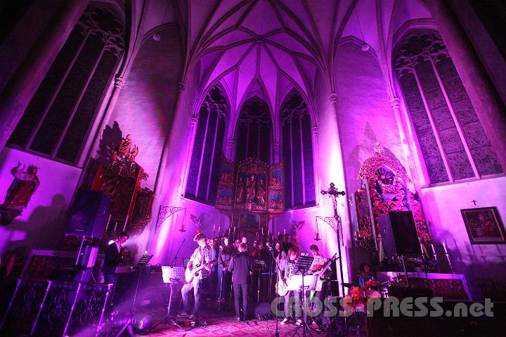 2011.10.28_21.05.50.jpg - Die Stadtpfarrkirche eingetaucht in starke Klänge und bunte Farben.
