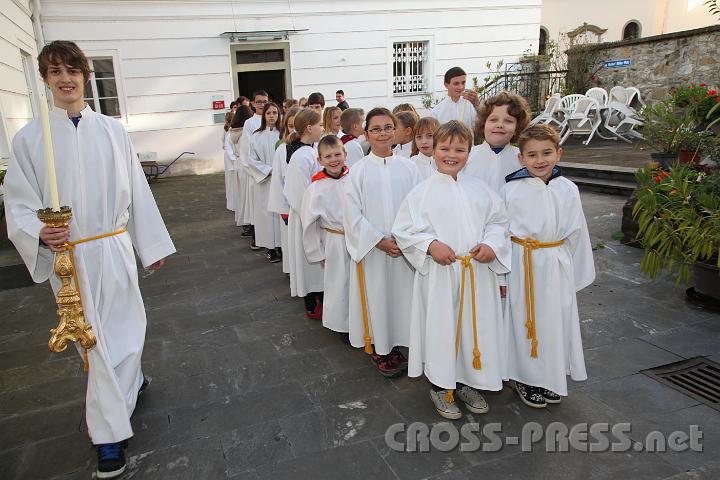 2013.11.10_09.22.28.jpg - Ministranten, auf den Einzug wartend ...