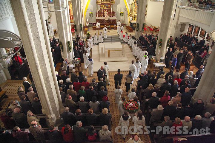 2013.11.10_09.32.13_01.jpg - Feierlicher Einzug - rund um den neuen Altar.