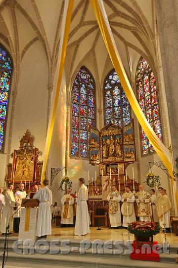2013.11.10_09.48.00.jpg - Segnung des neuen Ambo: der Verkündigungsort wird durch Gebet und Besprengung mit gesegnetem Wasser seiner Bestimmung übergeben. Danach überreicht der Bischof dem Lektor das Lektionar.