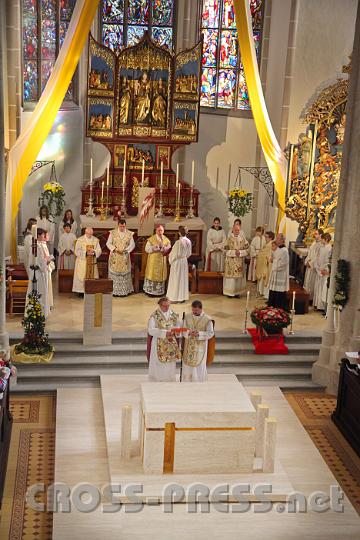 2013.11.10_10.18.06.jpg - Gebet bei der Altarweihe: "Dieser Altar sei die festliche Tafel, um die sich die Tischgenossen Christi freudig versammeln. Mögen sie hier ihre Sorgen auf Dich werfen und neue Kraft schöpfen für den Weg, auf dem Du sie führen willst. Dieser Altar sei ein Ort vertrauten Umgangs mit Dir und eine Stätte des Friedens."