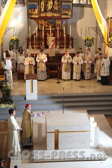 2013.11.10_10.30.20.jpg - Besprengung des Altares