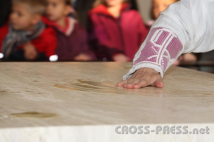 2013.11.10_10.33.19.jpg - Der Chor singt: "Locus iste a Deo factus est, inaestimabile sacramentum, irreprehensibilis est." ('Dieser Ort ist von Gott geschaffen, ein unschätzbares Geheimnis, kein Fehl ist an ihm.') von Anton Bruckner.